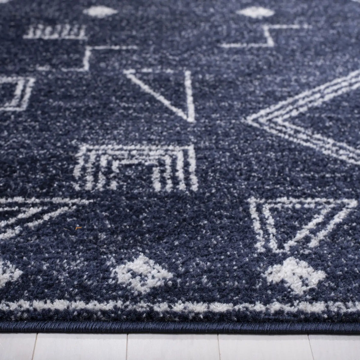 Safavieh Adirondack 4'-0" x 6'-0" Rug in Navy / Silver