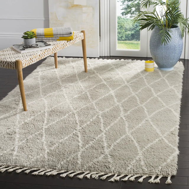Safavieh Casablanca 5'-0" x 8'-0" Rug in Grey / Ivory