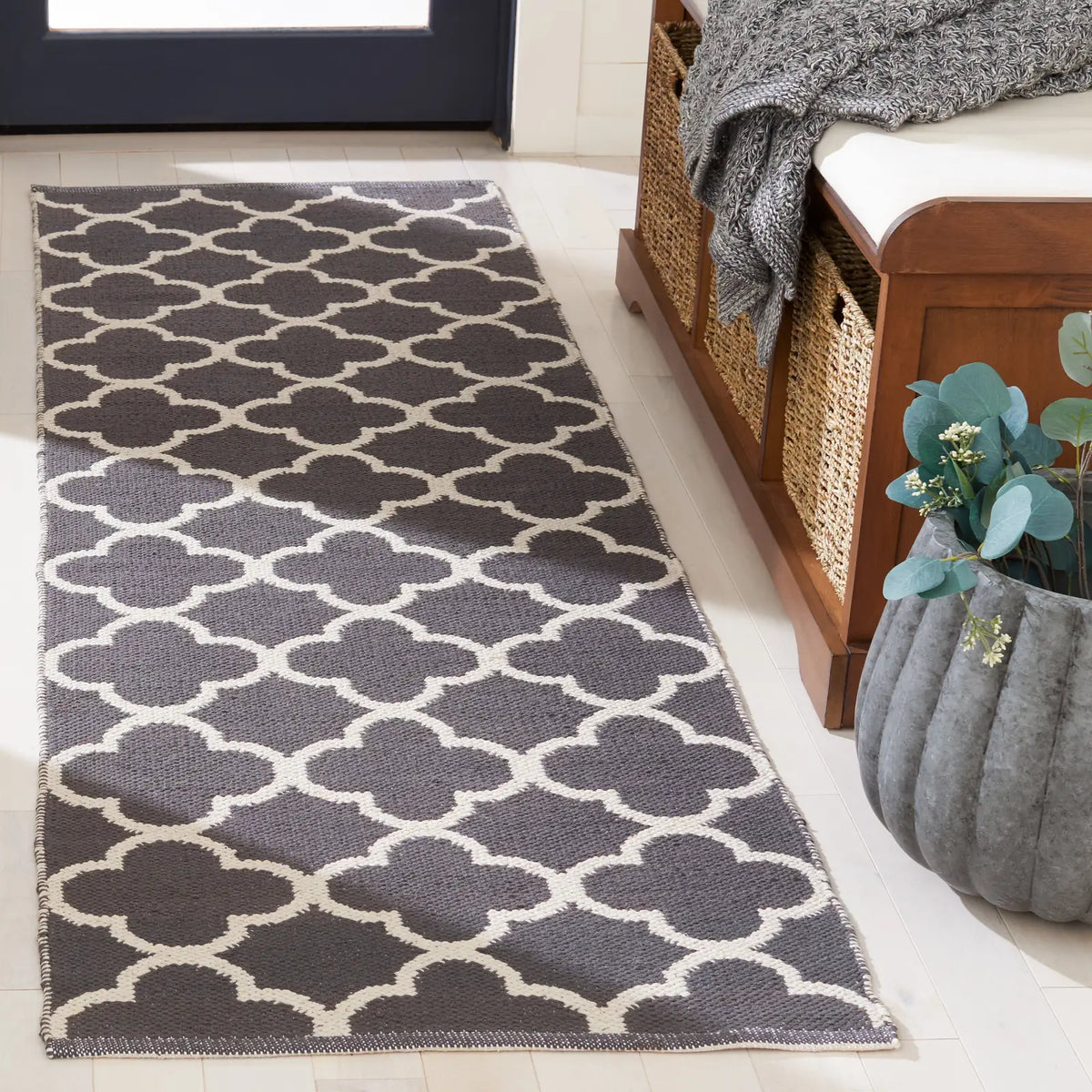 Safavieh Montauk 2'-3" x 7'-0" Rug in Dark Grey / Ivory