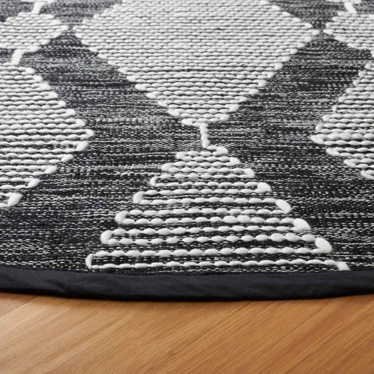 Safavieh Kilim 6'-0" x 6'-0" Rug in Black / Ivory