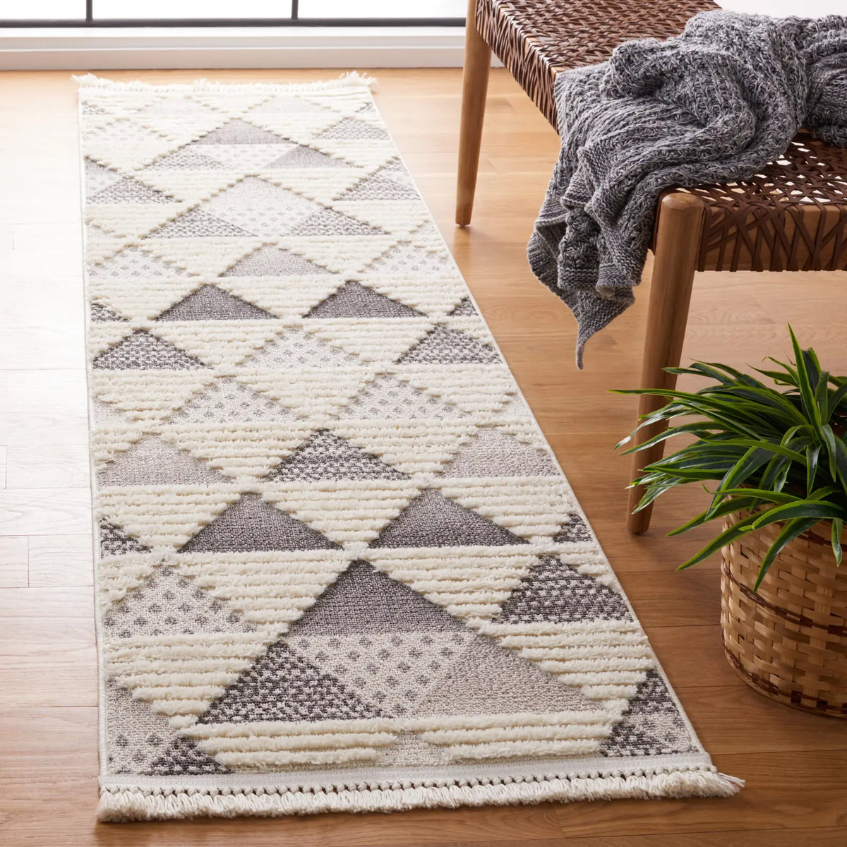 Safavieh Urban 2'-2" x 8'-0" Rug in Grey / Ivory