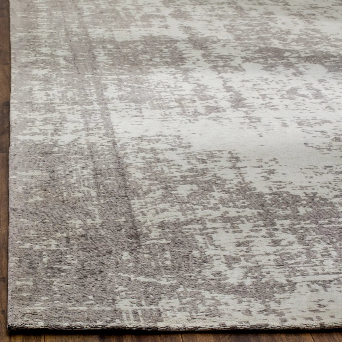 Safavieh Classic Vintage 4'-0" x 6'-0" Rug in Silver / Ivory