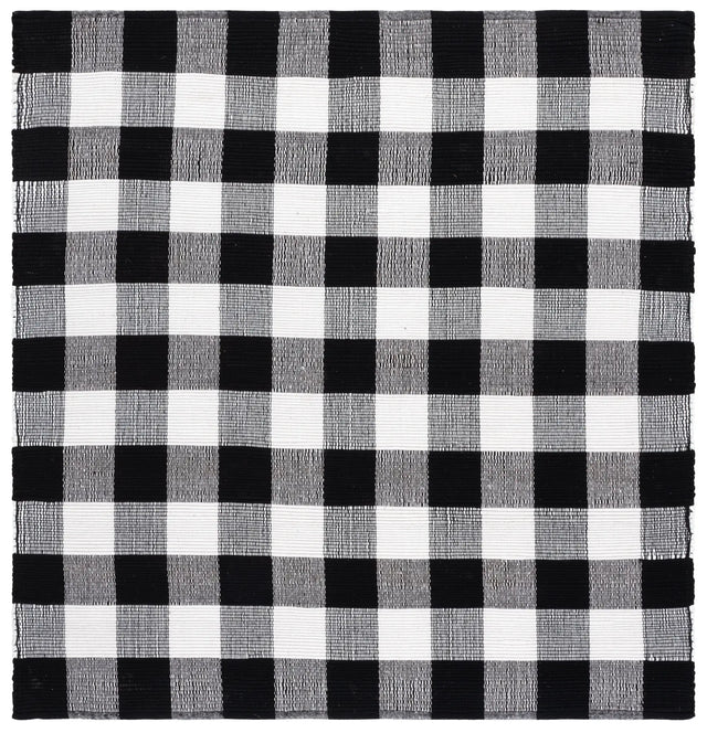 Safavieh Montauk 6'-0" x 6'-0" Rug in Black / Ivory