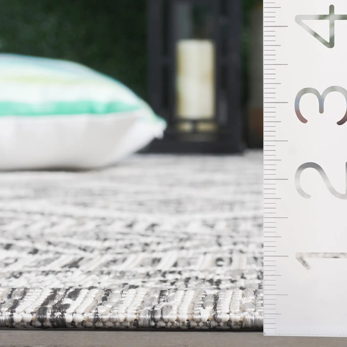 Safavieh Courtyard 4'-0" x 5'-7" Rug in Light Grey / Dark Grey