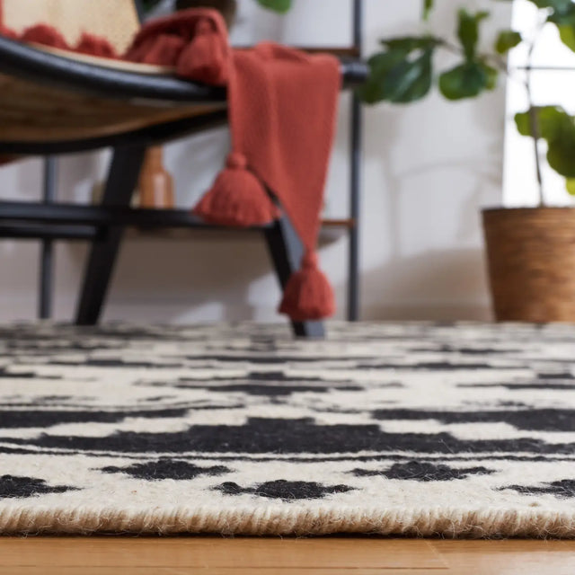 Safavieh Dhurries 5'-0" x 8'-0" Rug in Black / Ivory