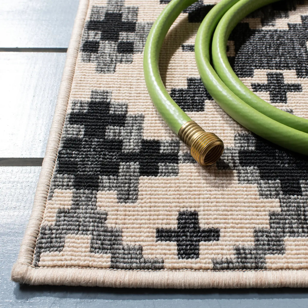 Safavieh Veranda 6'-7" x 9'-6" Rug in Black / Beige