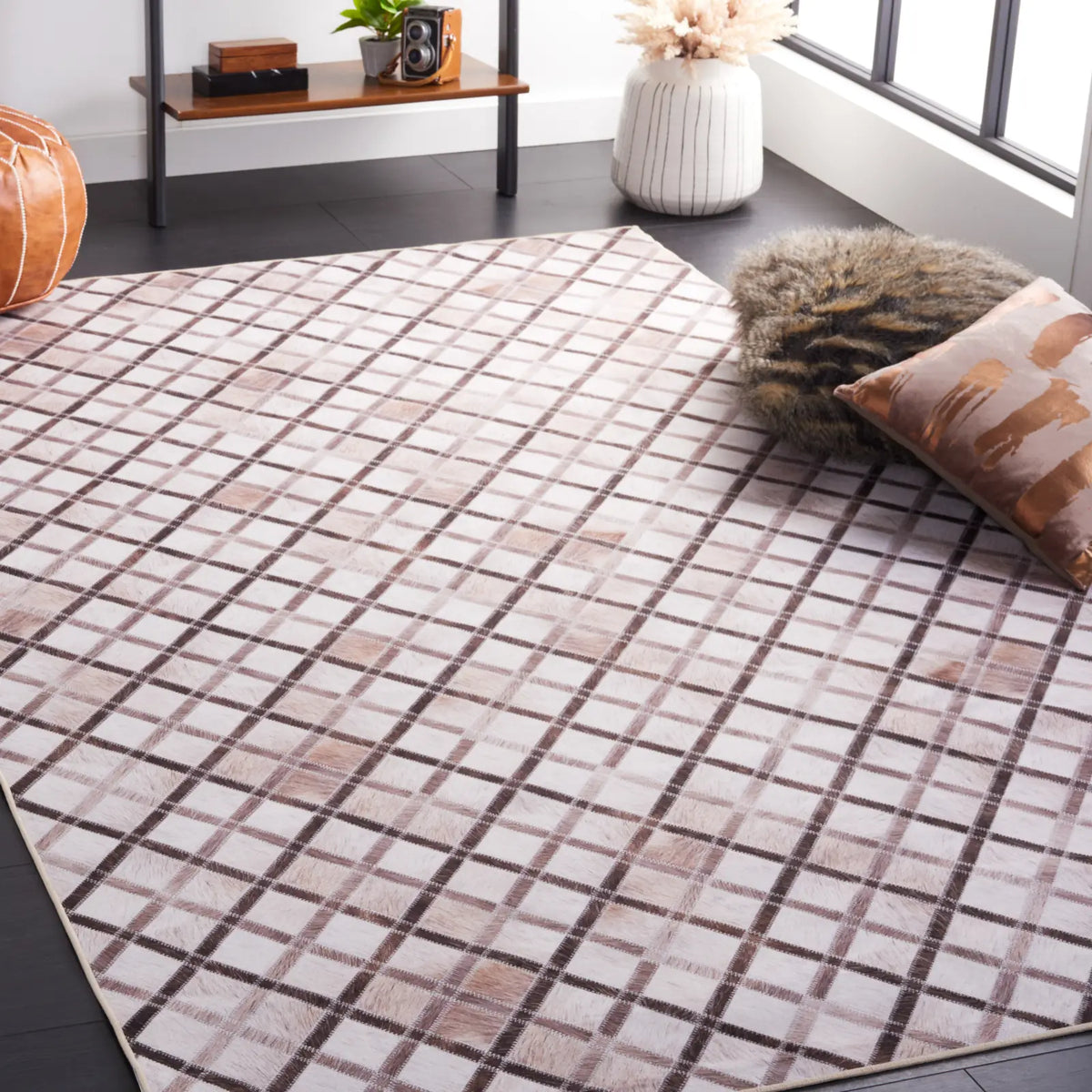 Safavieh Faux Hide 4'-0" x 6'-0" Rug in Beige / Brown