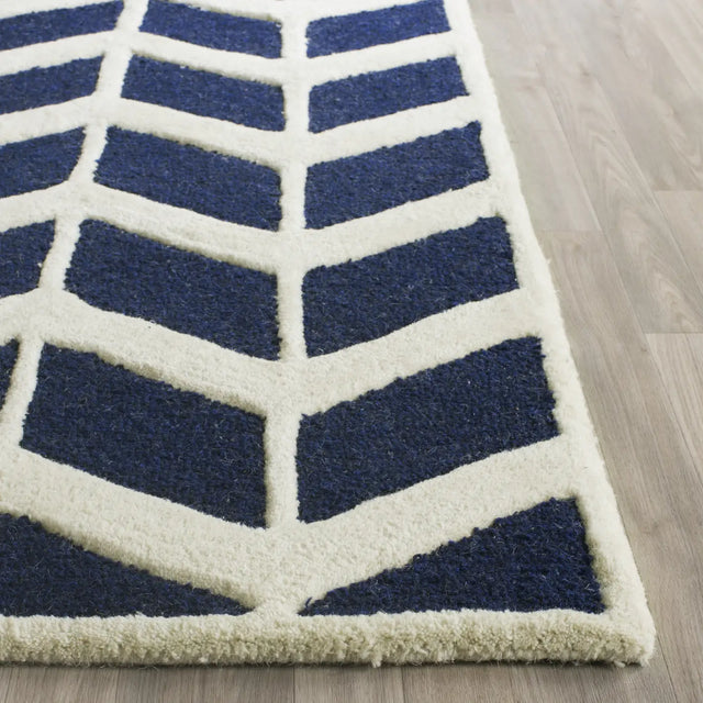 Safavieh Cambridge 2'-6" x 8'-0" Rug in Navy / Ivory