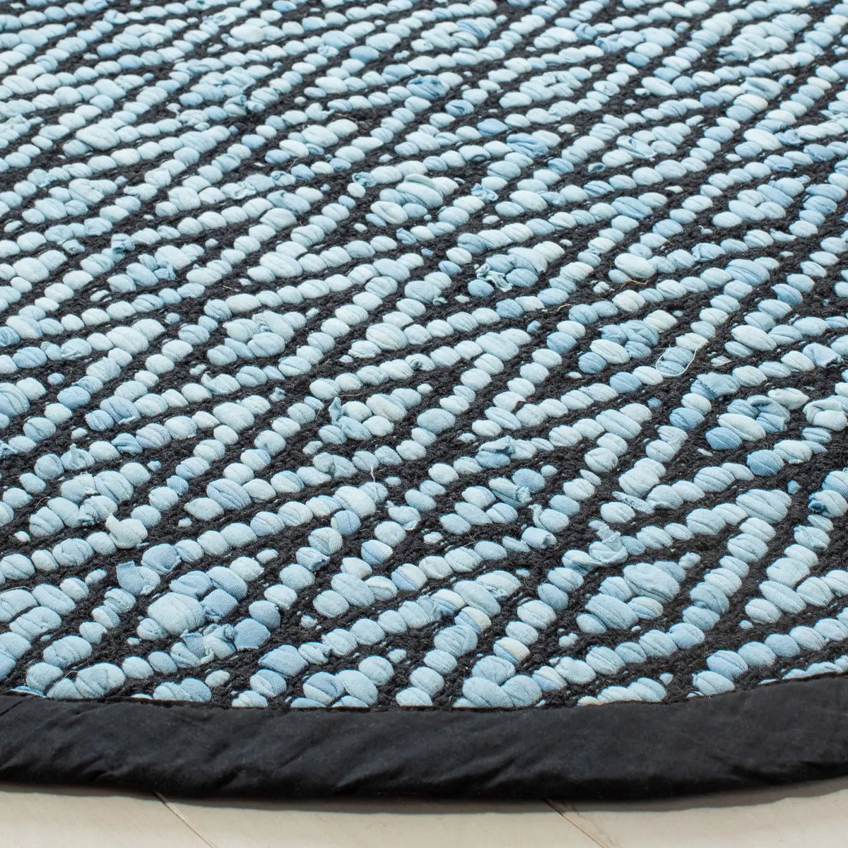 Safavieh Montauk 6'-0" x 6'-0" Rug in Green / Black