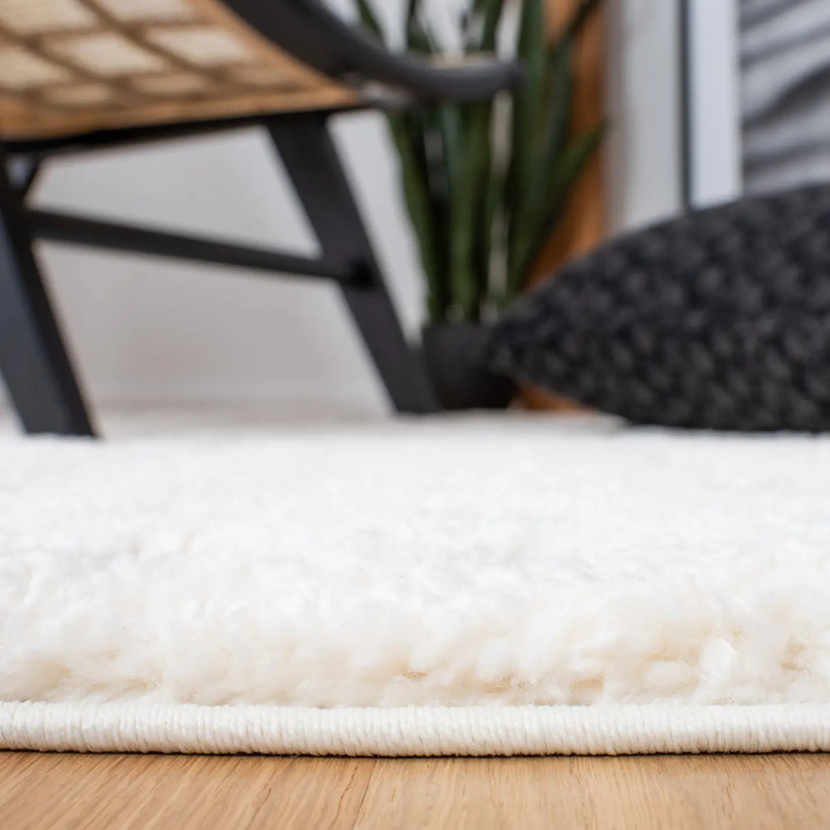 Safavieh Moroccan Tassel Shag 4'-0" x 6'-0" Rug in Ivory / Grey