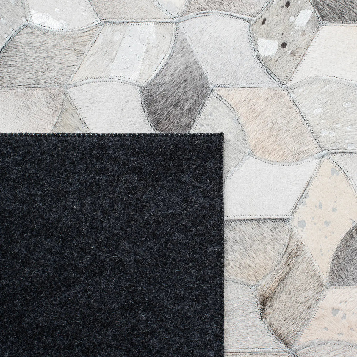 Safavieh Studio Leather 4'-0" x 6'-0" Rug in Ivory / Grey