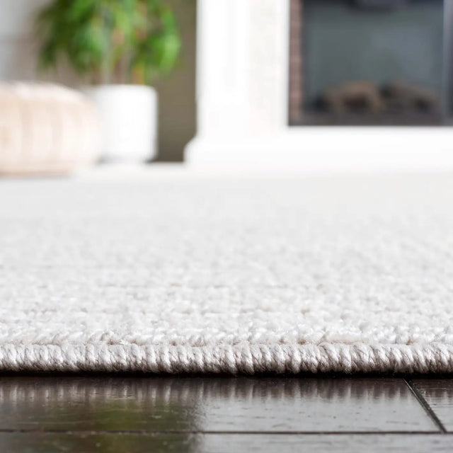 Safavieh Hunter 100 4'-0" x 6'-0" Rug in Ivory / Beige