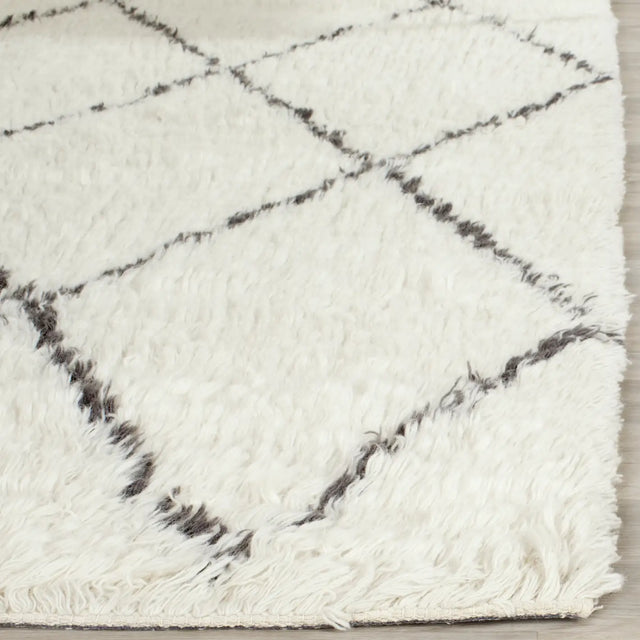 Safavieh Kenya 5'-0" x 8'-0" Rug in Ivory / Grey