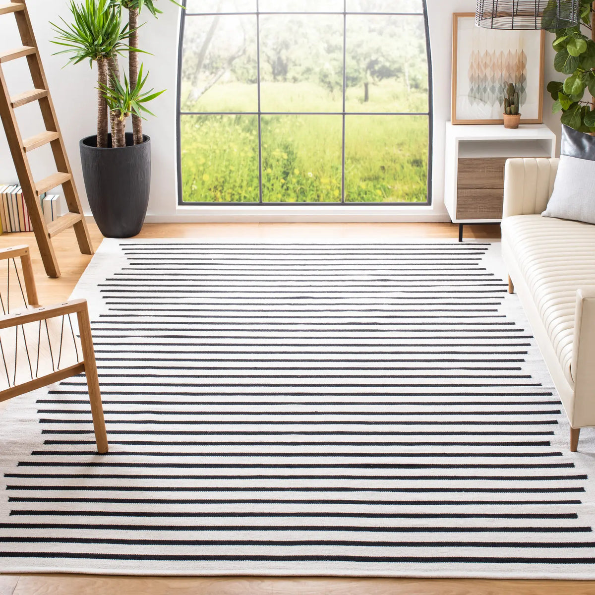 Safavieh Montauk 10'-0" x 14'-0" Rug in Ivory / Black