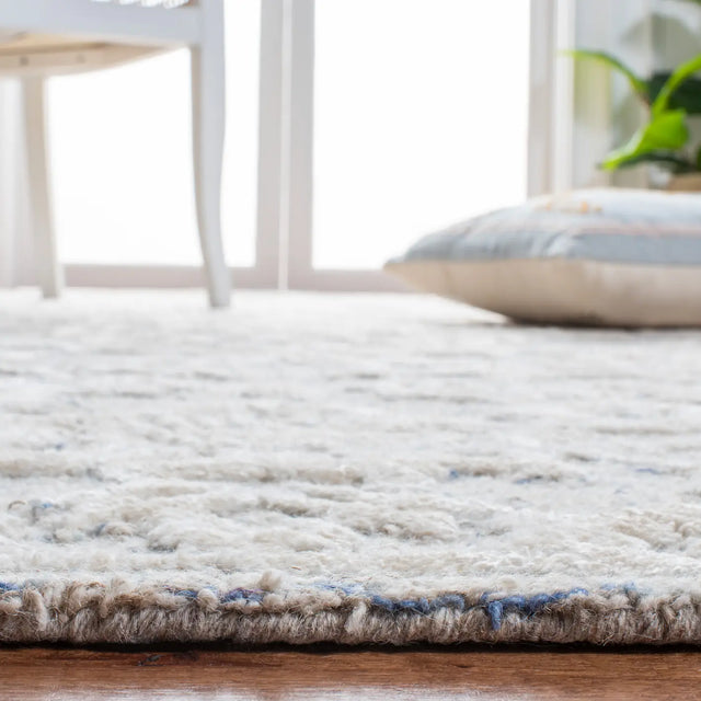Safavieh Glamour 5'-0" x 8'-0" Rug in Blue / Ivory