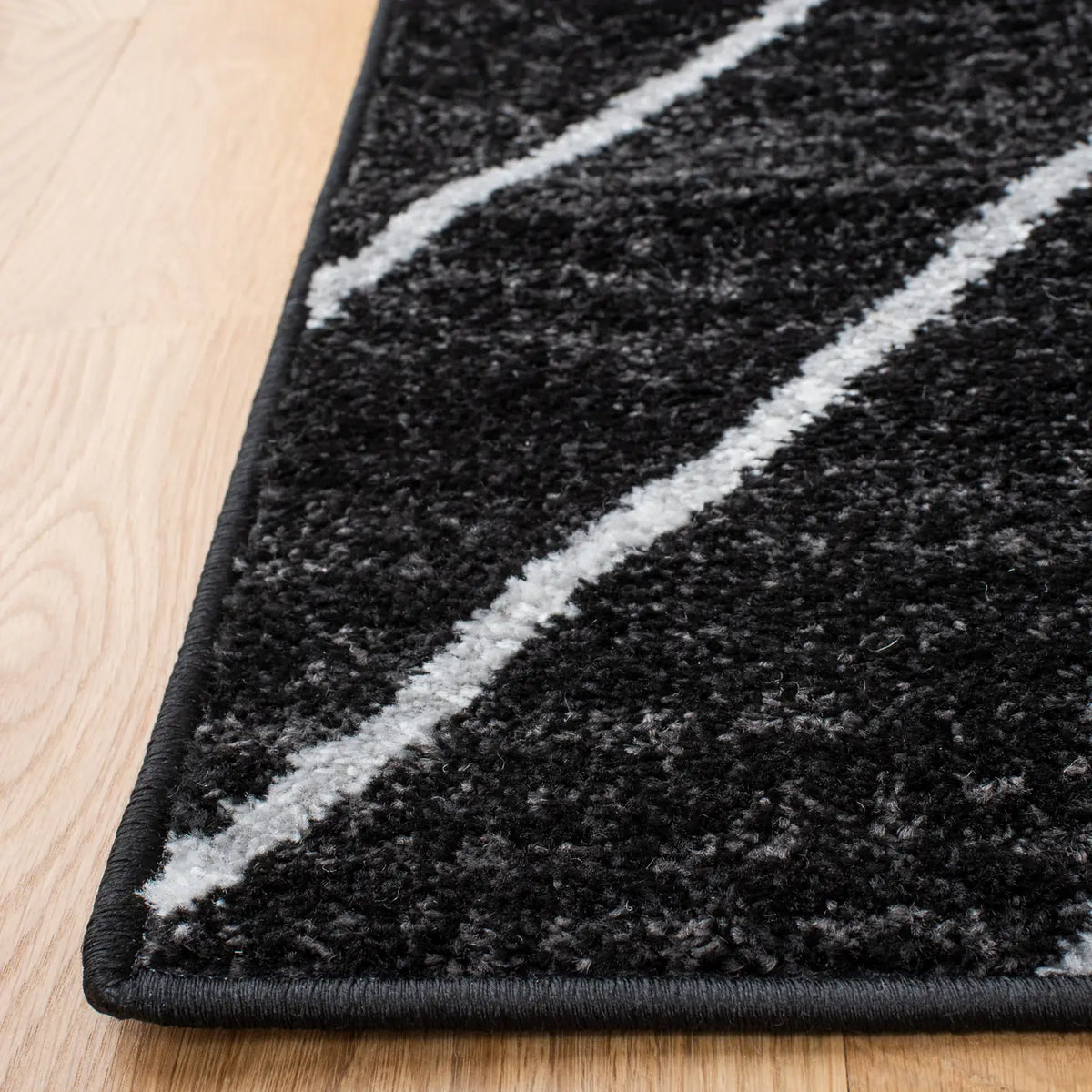 Safavieh Adirondack 4'-0" x 6'-0" Rug in Black / Light Grey