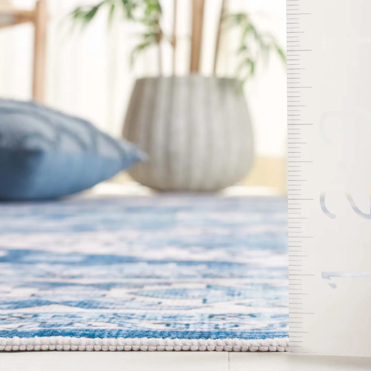 Safavieh Arizona 4'-0" x 6'-0" Rug in Light Blue / Blue