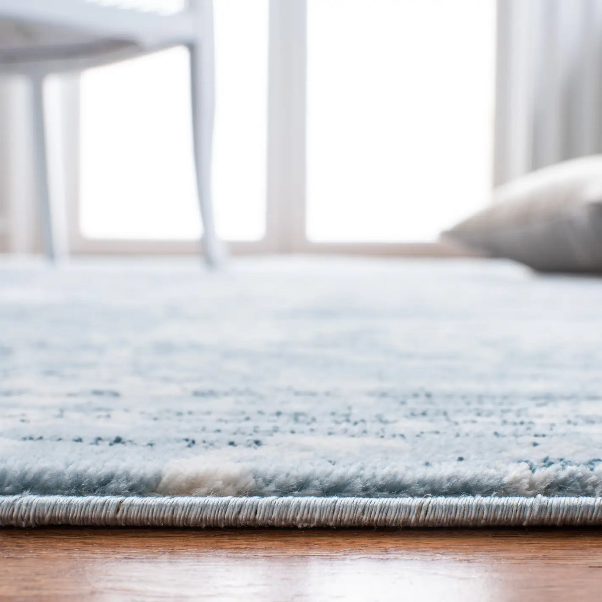 Safavieh Martha Stewart Isabella 4'-0" x 6'-0" Rug in Denim Blue / Ivory