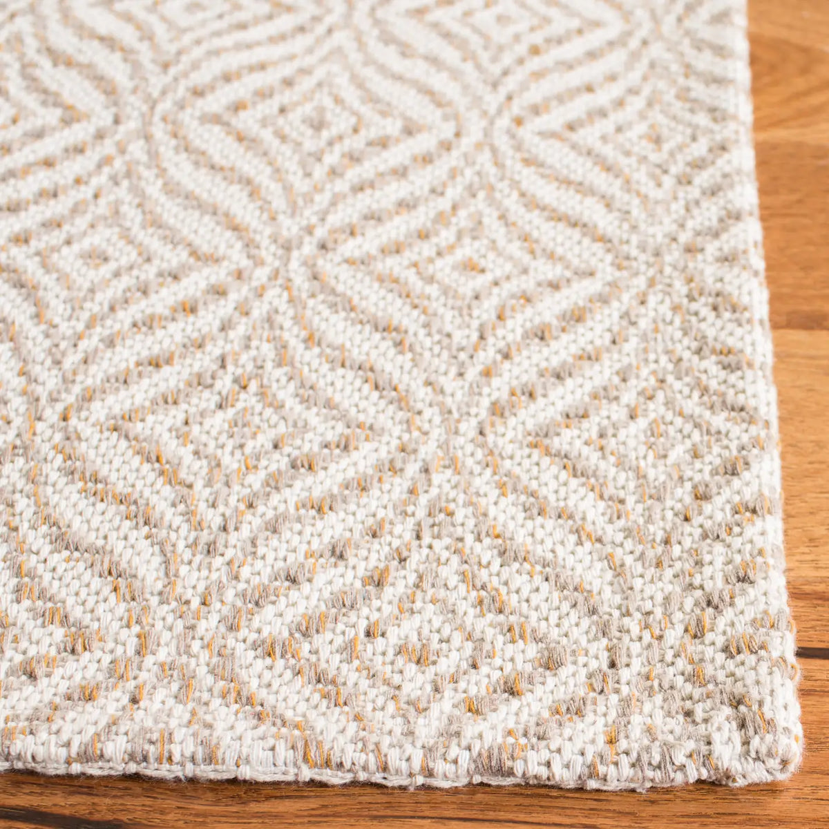Safavieh Martha Stewart 4'-0" x 6'-0" Rug in Beige / Grey