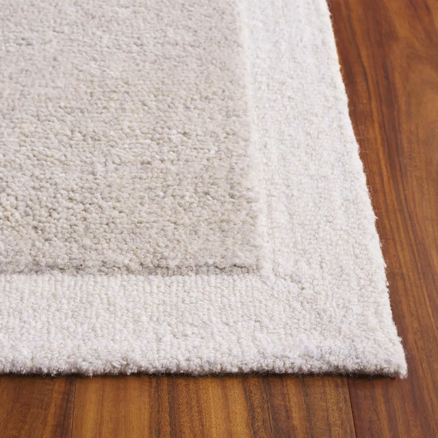 Safavieh Metro 4'-0" x 6'-0" Rug in Light Grey / Ivory