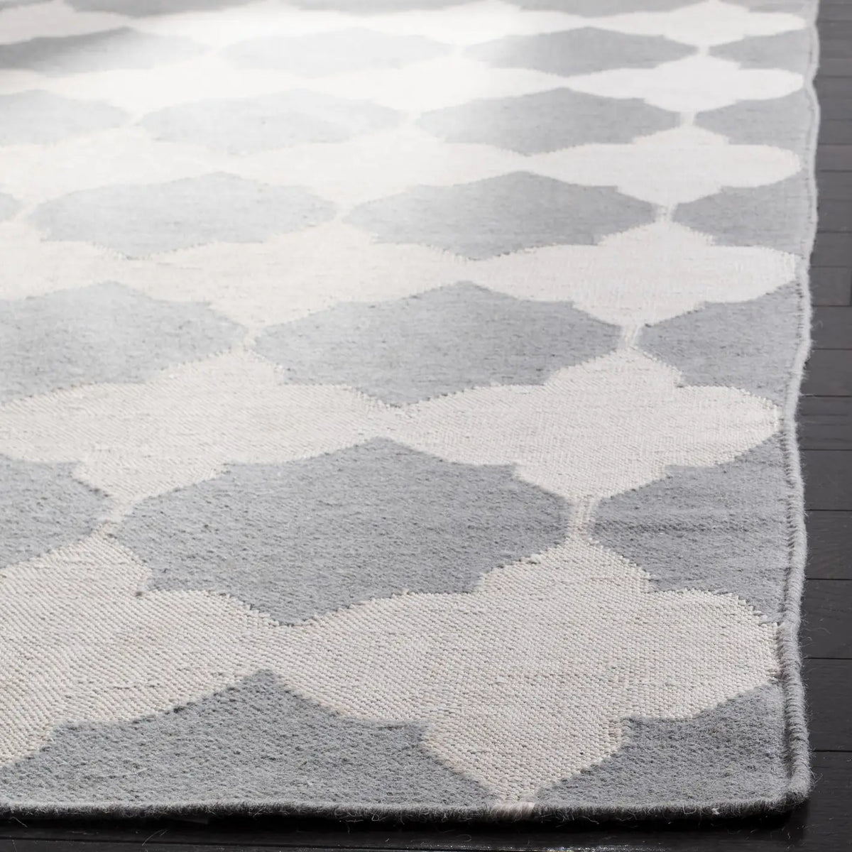 Safavieh Dhurries 5'-0" x 8'-0" Rug in Grey / Ivory