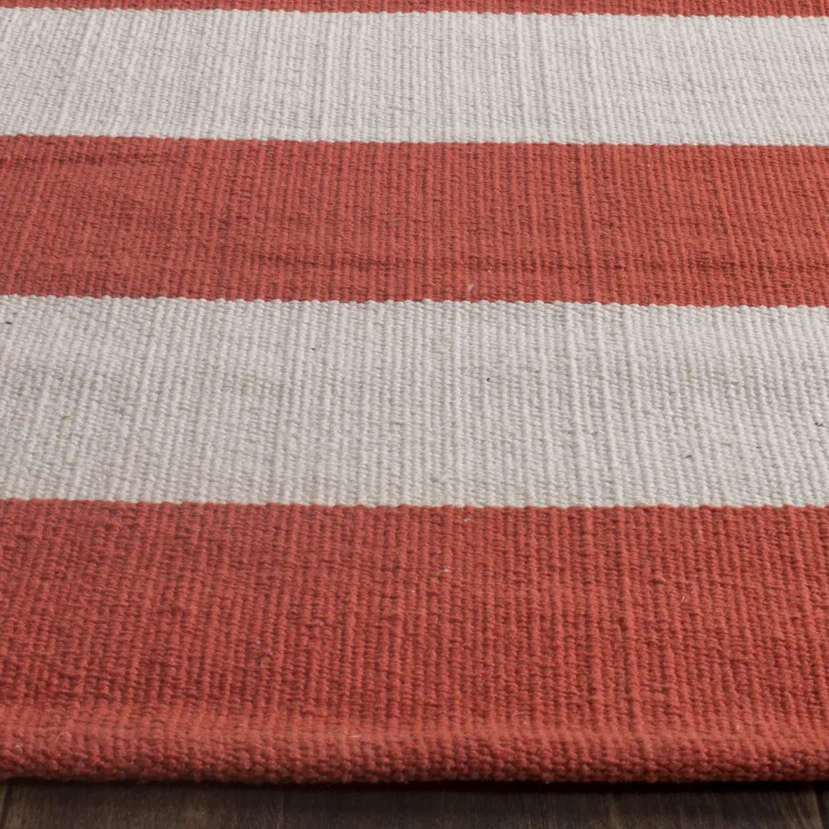 Safavieh Montauk 2'-3" x 6'-0" Rug in Rust / Ivory