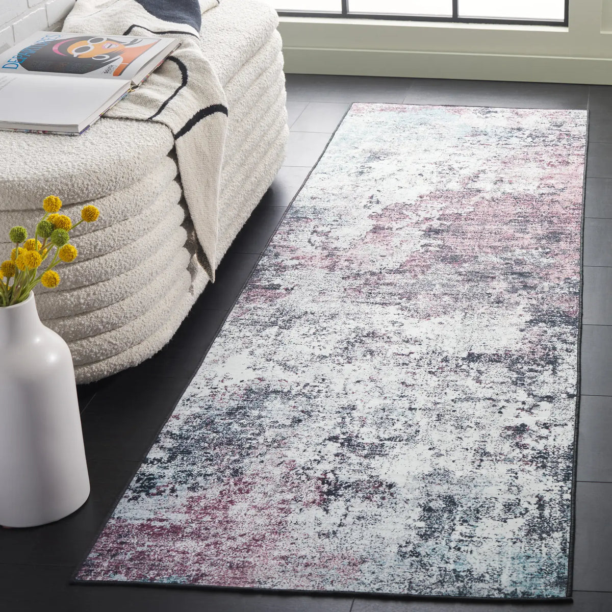 Safavieh Malibu 2'-6" x 8'-0" Rug in Plum / Black