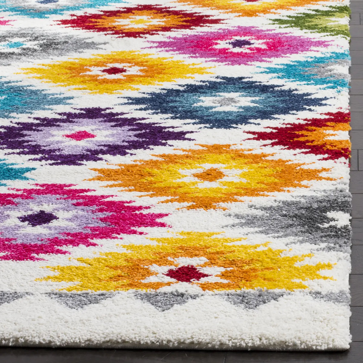 Safavieh Fiesta Shag 4'-0" x 6'-0" Rug in Cream / Multi
