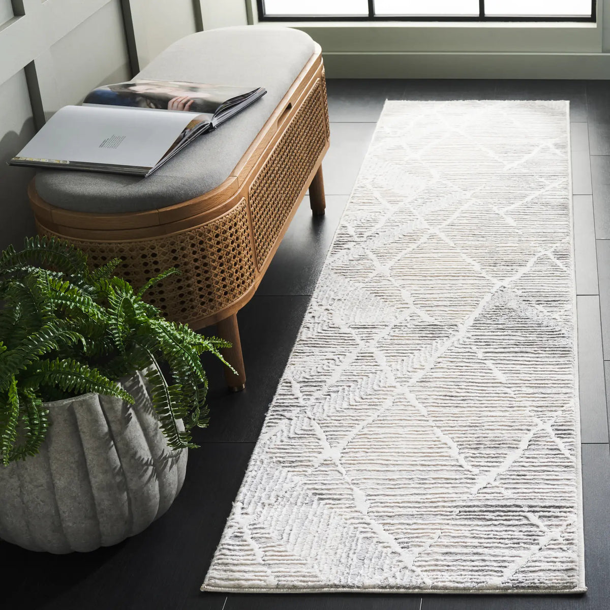 Safavieh Hanna 2'-0" x 8'-0" Rug in Ivory / Light Grey