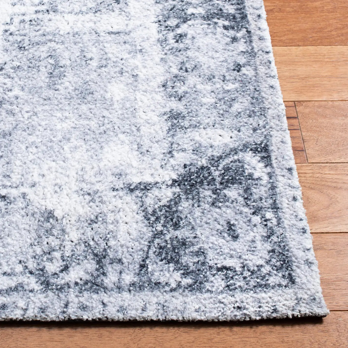 Safavieh Classic Vintage 4'-0" x 6'-0" Rug in Silver / Dark Grey
