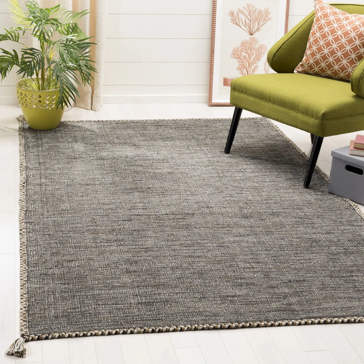 Safavieh Montauk 4'-0" x 6'-0" Rug in Beige / Black