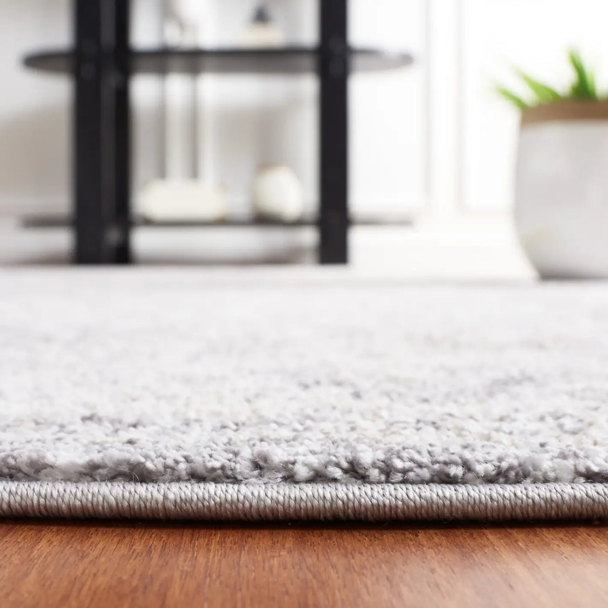 Safavieh Opal 4'-0" x 6'-0" Rug in Grey / Ivory