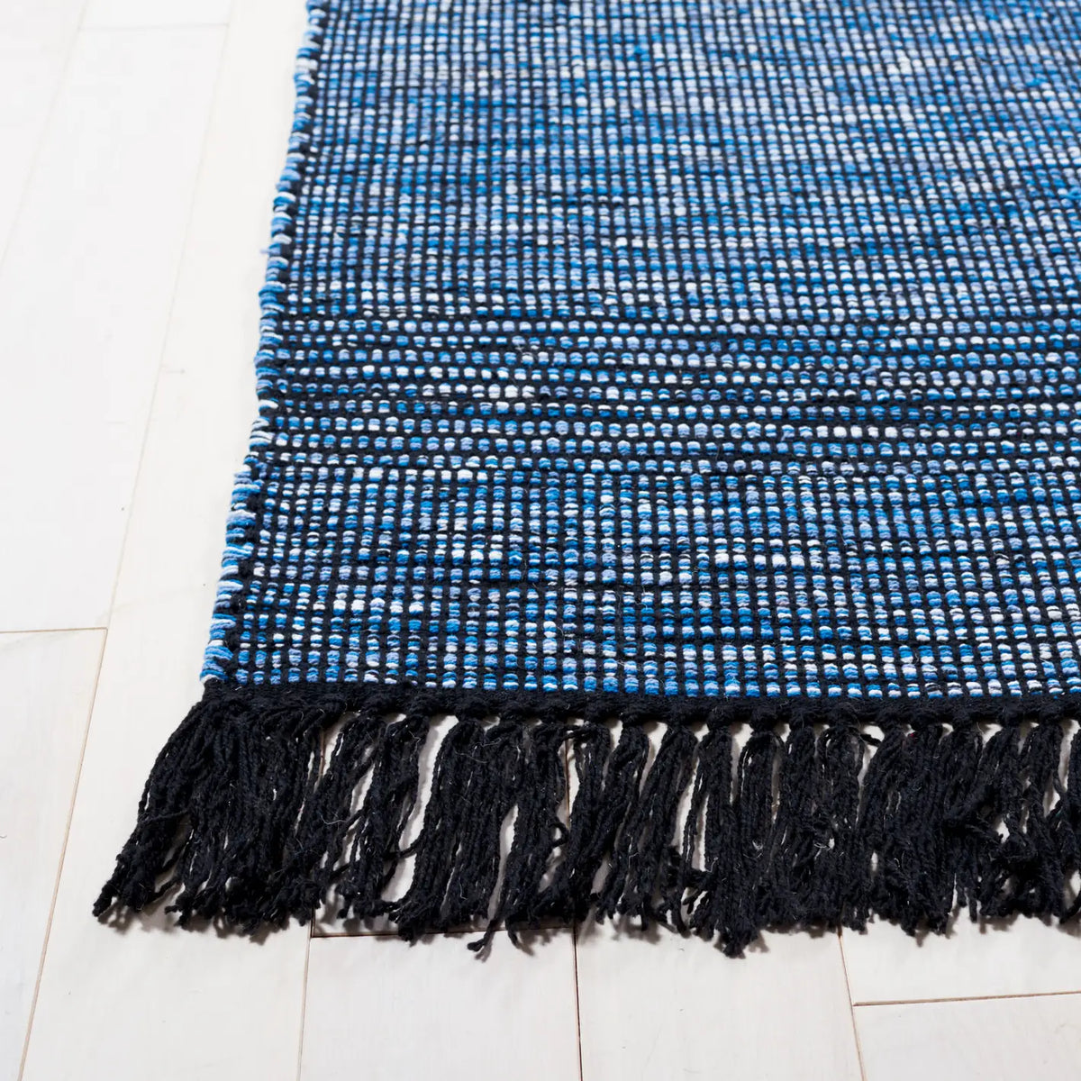 Safavieh Montauk 4'-0" x 6'-0" Rug in Blue / Black