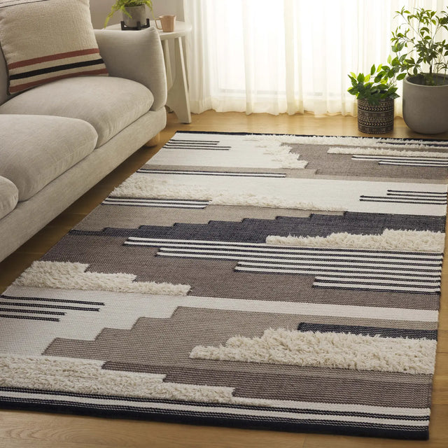 Safavieh Kenya 4'-0" x 6'-0" Rug in Black / Ivory