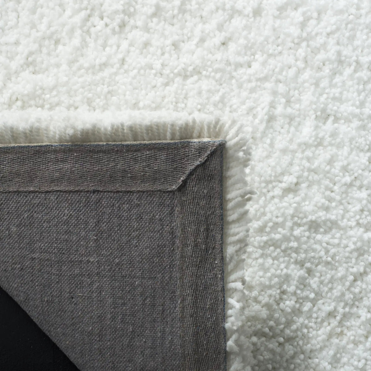 Safavieh Ultimate Shag 4'-0" x 6'-0" Rug in Ivory