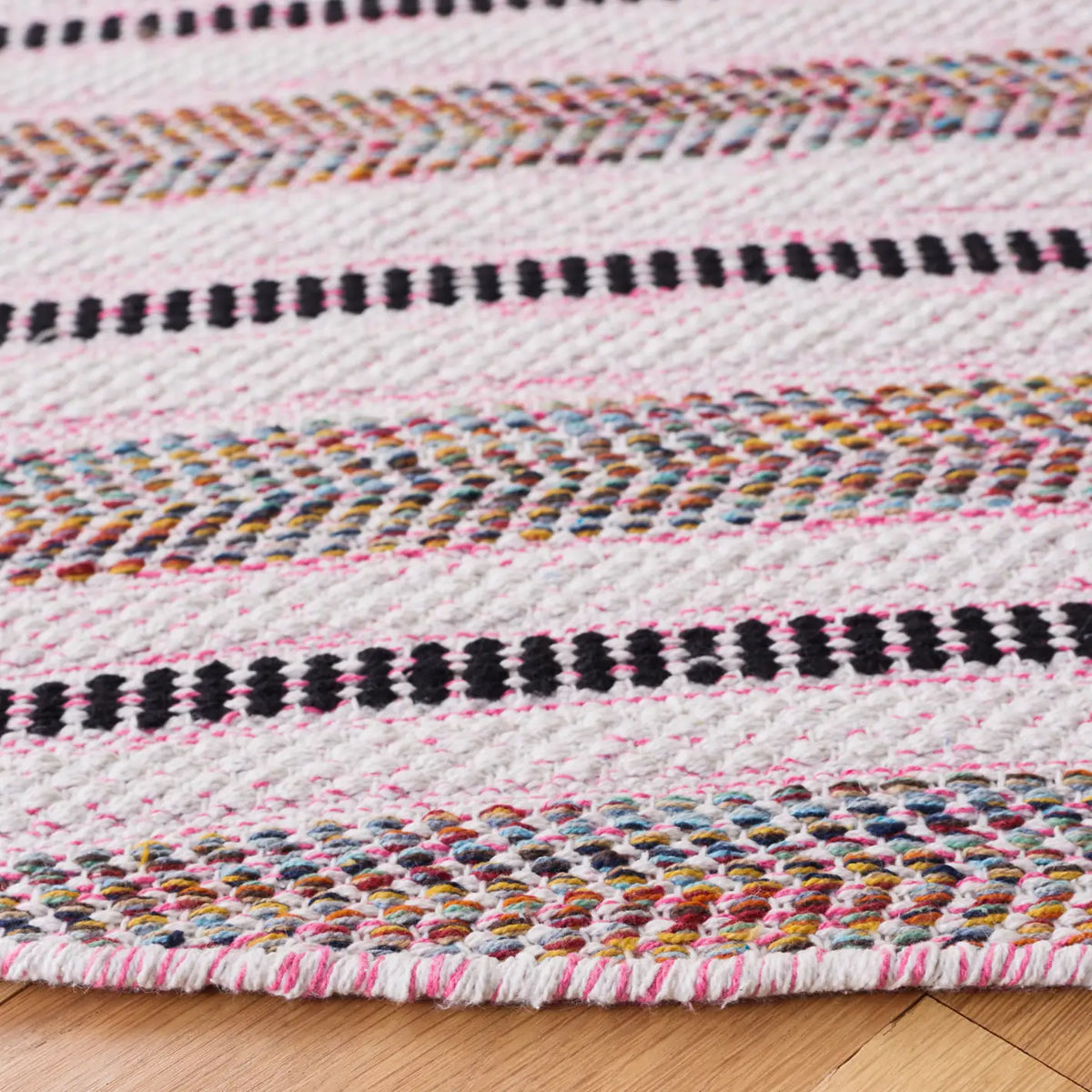 Safavieh Montauk 6'-0" x 6'-0" Rug in Pink / Ivory