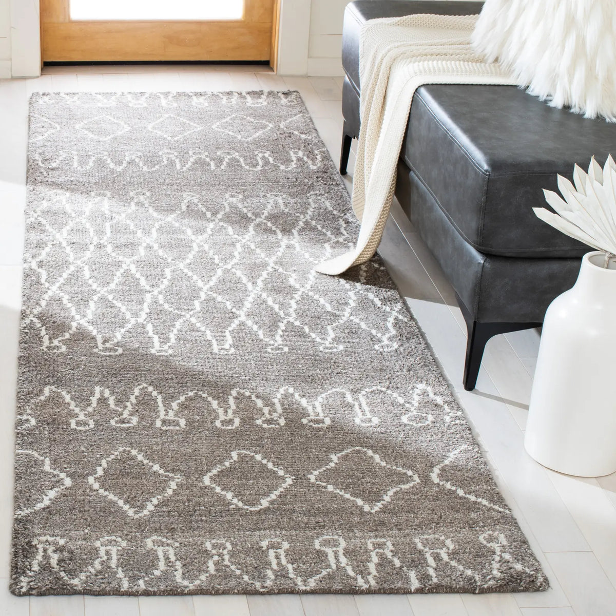 Safavieh Stone Wash 2'-6" x 8'-0" Rug in Grey / Beige