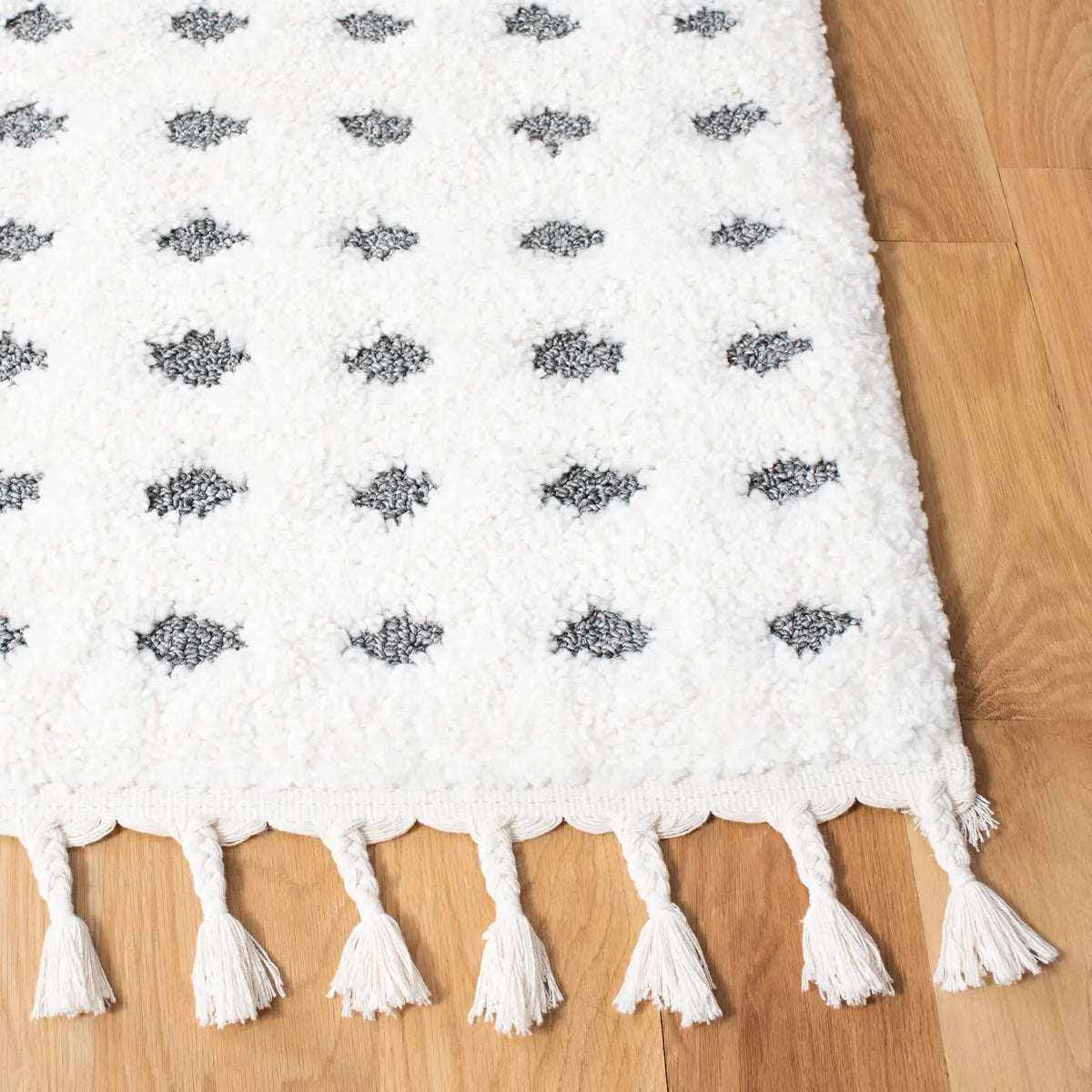 Safavieh Moroccan Tassel Shag 4'-0" x 6'-0" Rug in Ivory / Grey
