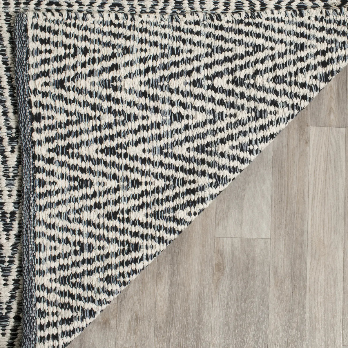 Safavieh Montauk 5'-0" x 7'-0" Rug in Ivory / Dark Grey