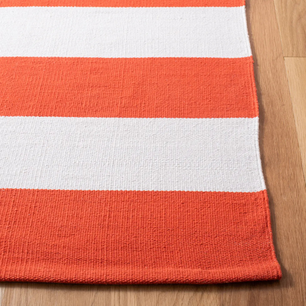 Safavieh Montauk 4'-0" x 6'-0" Rug in Rust / Ivory