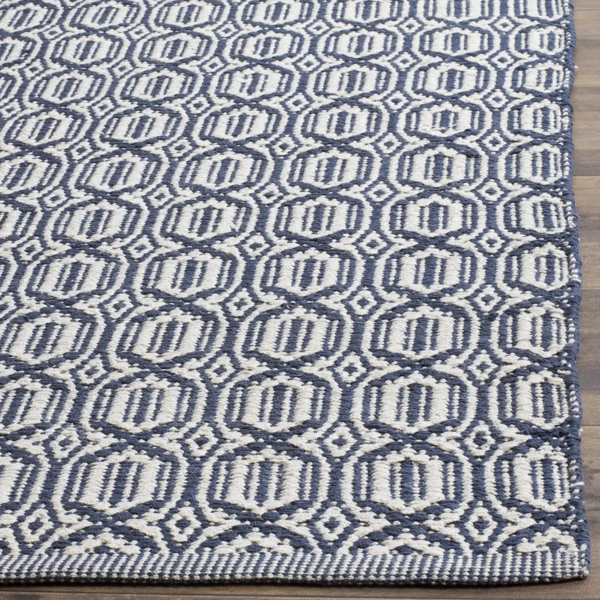 Safavieh Montauk 6'-0" x 9'-0" Rug in Ivory / Navy