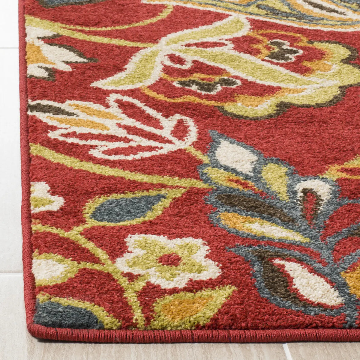Safavieh Newbury 5'-1" x 7'-6" Rug in Red / Ivory