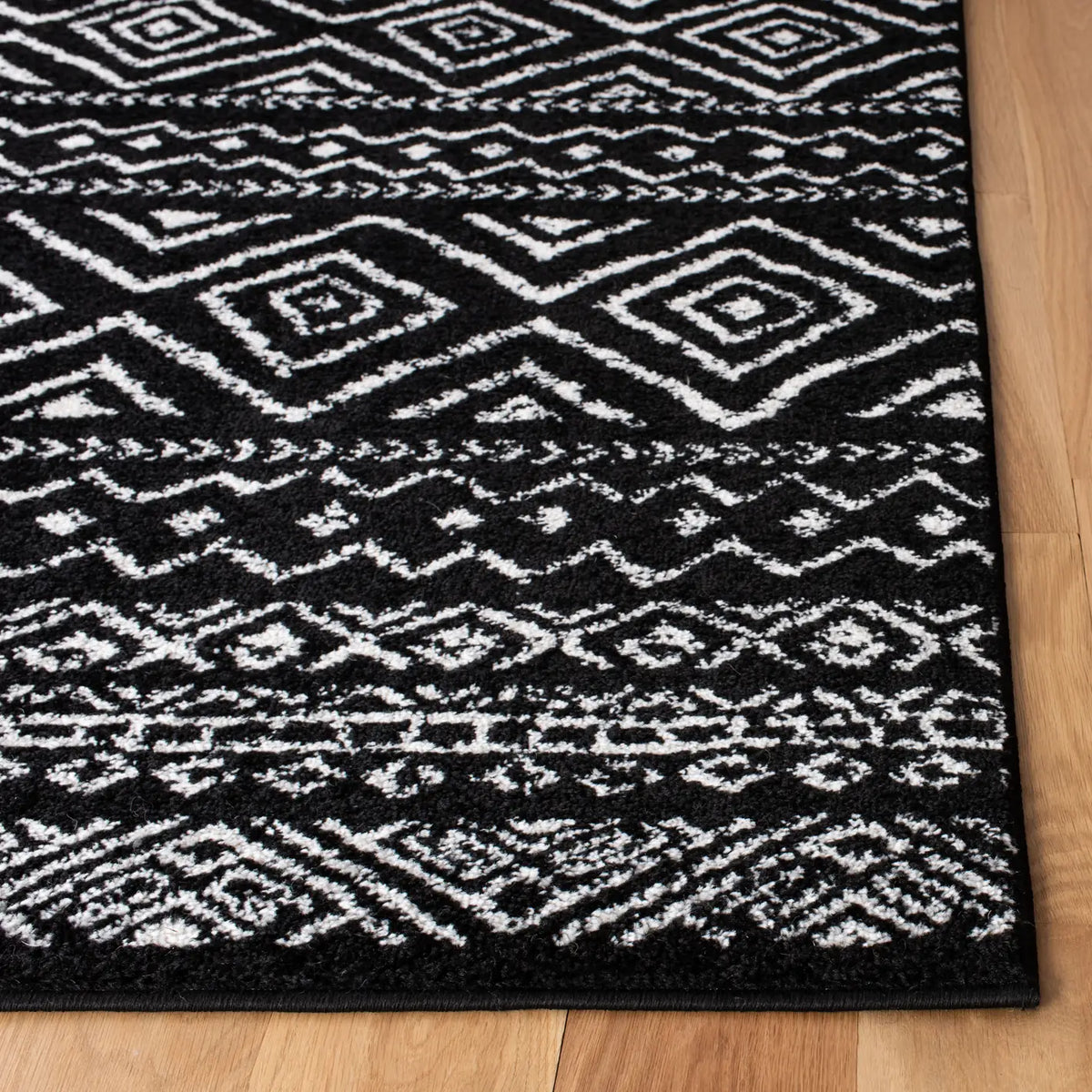 Safavieh Tulum 4'-0" x 6'-0" Rug in Black / Ivory