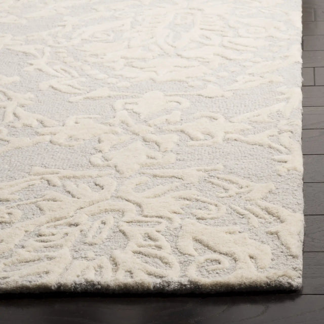 Safavieh Blossom 5'-0" x 8'-0" Rug in Light Grey / Ivory