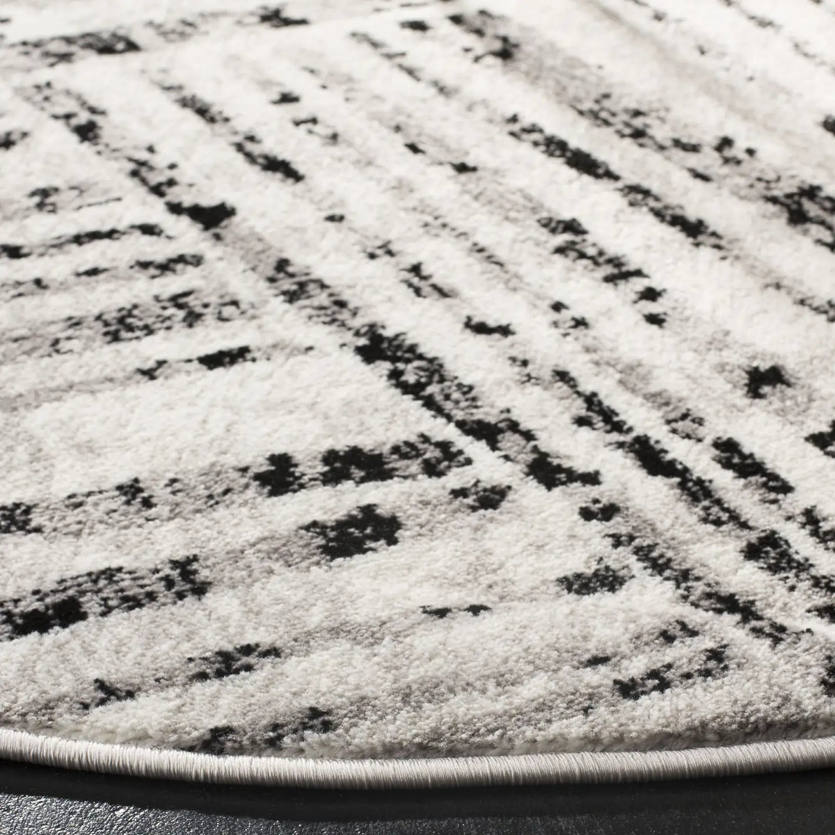 Safavieh Skyler 6'-7" x 6'-7" Rug in Grey / Ivory