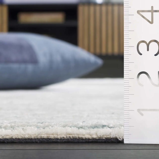 Safavieh Soho 4'-0" x 6'-0" Rug in Turquoise / Ivory