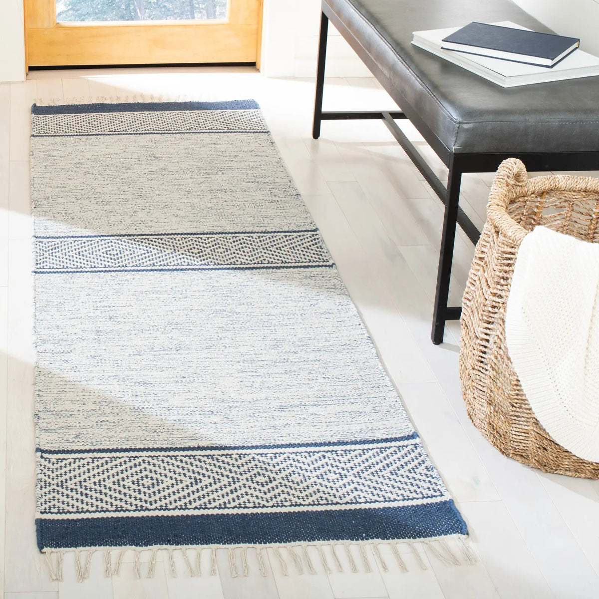 Safavieh Montauk 2'-3" x 7'-0" Rug in Ivory / Navy