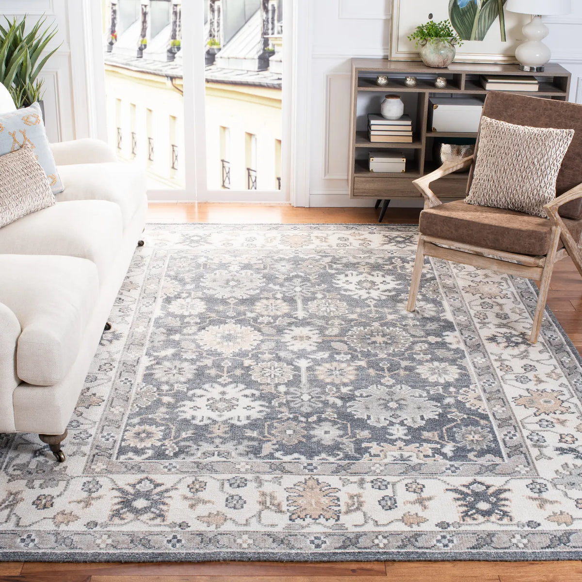 Safavieh Maharaja 8'-0" x 10'-0" Rug in Charcoal / Ivory