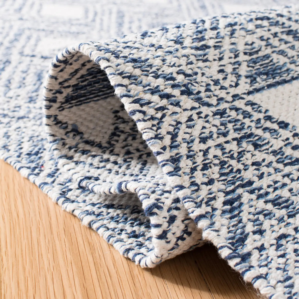 Safavieh Montauk 5'-0" x 8'-0" Rug in Navy / Ivory