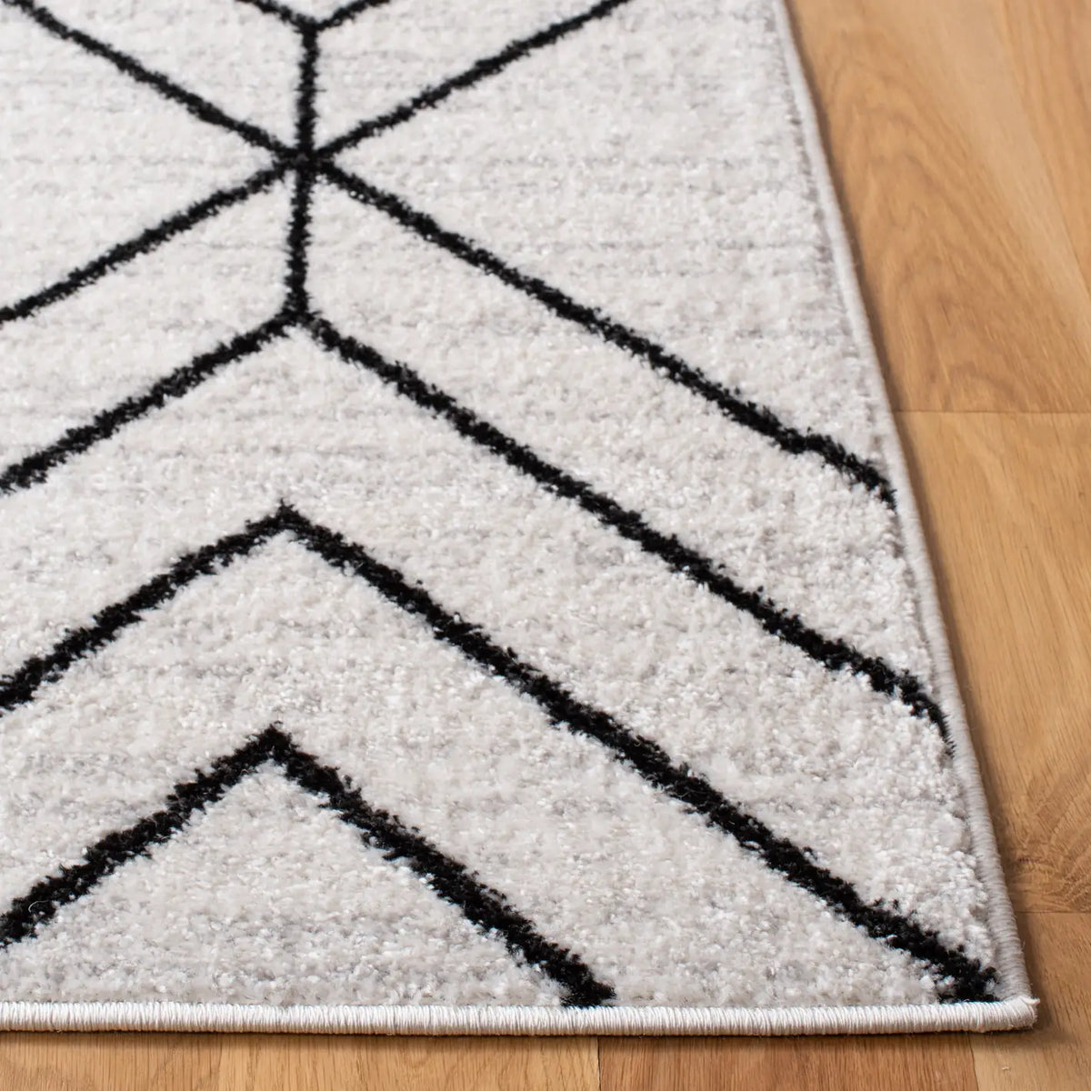 Safavieh Adirondack 4'-0" x 6'-0" Rug in Ivory / Black